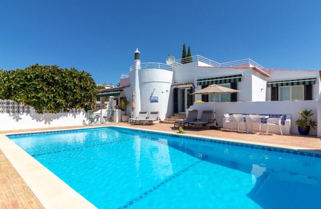 Casa Fatinha-3 Bed Villa With Sea Views & Heated Pool,1.5km from Beach & Town