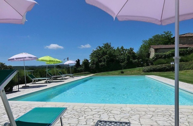 Casa Gelso C: A cozy and welcoming apartment that is part of an ancient country house in the characteristic style of the Tuscan countryside, with Free WI-FI.