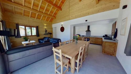 CASA-Grand Laus: Duplex familial sauna et jacuzzi