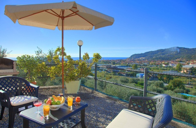 Casa Ilaria - Small detached villa for 4 people, with garden and sea-view