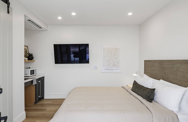 Casa Jardin Unit 3-Boutique Suite in Downtown Santa Barbara