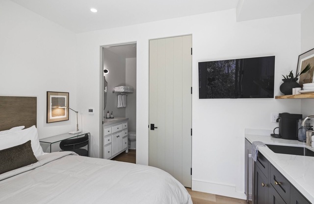 Casa Jardin Unit 1-Boutique Suite in Downtown Santa Barbara