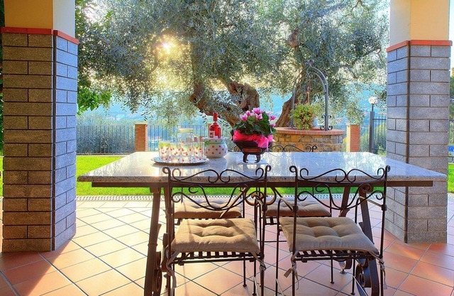 Casa Luciana - apartment for 4 people in detached villa, beautiful garden and sea-view