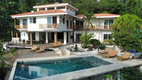 Casa Luna - Private Suites with Ocean View, Pool, AC, WiFi