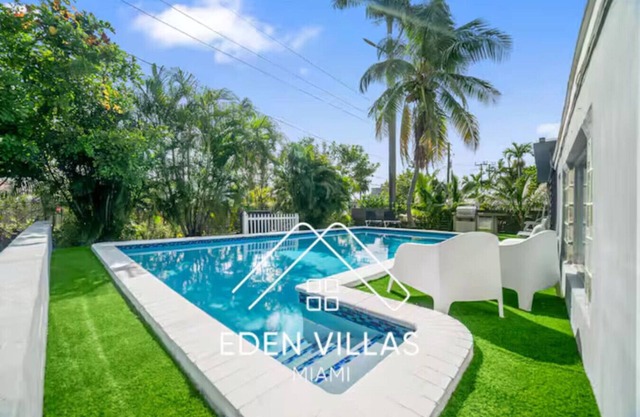 Casa Luna | Tropical Pool | Minutes to the Beach