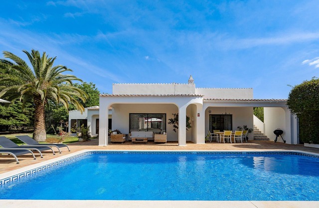 Casa Luzerna, villa with private pool near the beaches and Carvoeiro