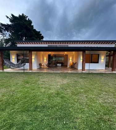 Casa moderna san Felix cerca a parapentes y miradores con vista a Medellín