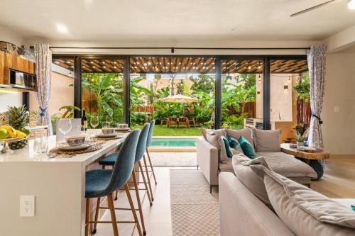 Casa Ohana~3BR w/Private Pool & Rooftop Jacuzzi, WiFi, Gym, & 5 km to Beach