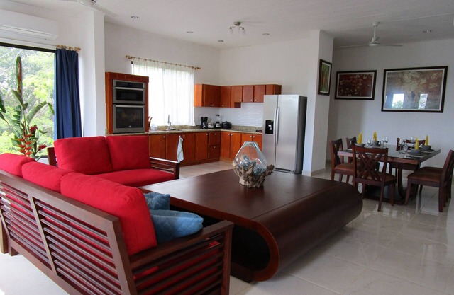 Casa Pacifico 2-bedroom Apartment #3 "Toucan"