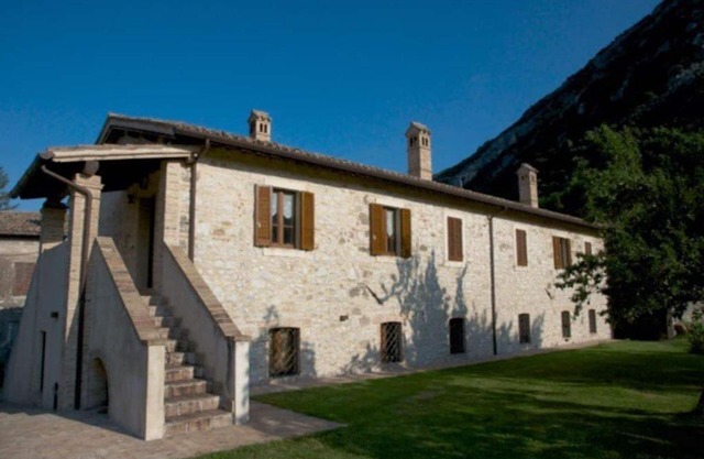Casa ridente nella valle del Menotre con giardino