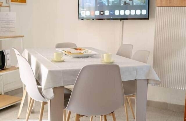 Casa Sole - townhouse by the sea, WiFi, Netflix, A/C