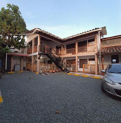 Casa Vieja Alba Inés con Estacionamiento privado