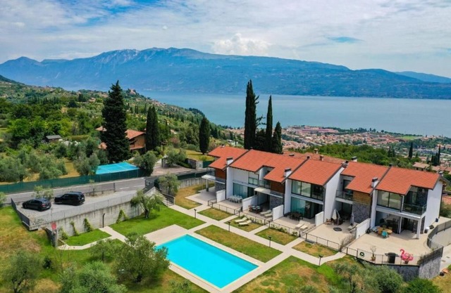 Casa Vigole - Modern vacation home with fantastic lake views