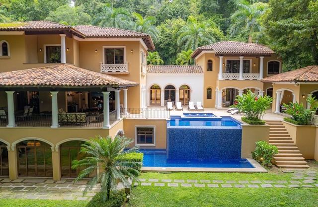 Casa Zafiro 7 bdrs private pool in Los Suenos