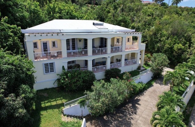 CasaBlanca: Northside Villa w/Maid