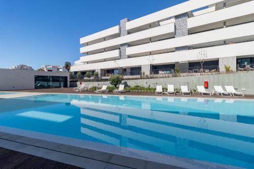 CasaLuxo New 2BR Pool View