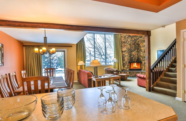 Cascade Lodge - couurt yard view, stay in the heart of Lake Placid