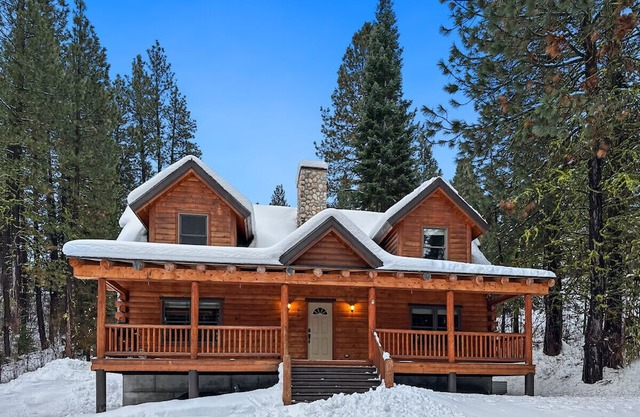 Cascade Log Cabin. Walk to the Lake and Golf Course