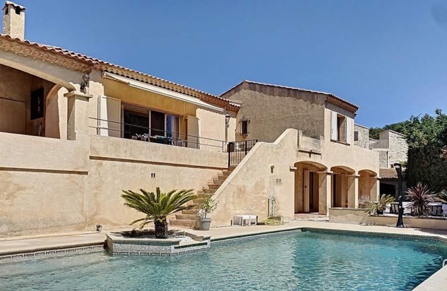 Cassis -Bas of new villa. 80m2 - Swimming pool and garden. Cap Canaille view. Car park