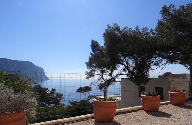 Cassis, Near calanques, 150 from the sea, garden, view