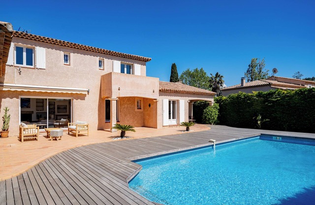 Cassis Proche Gare Villa de 200m2 sur Terrain de 1000m2 Avec Piscine au Calme