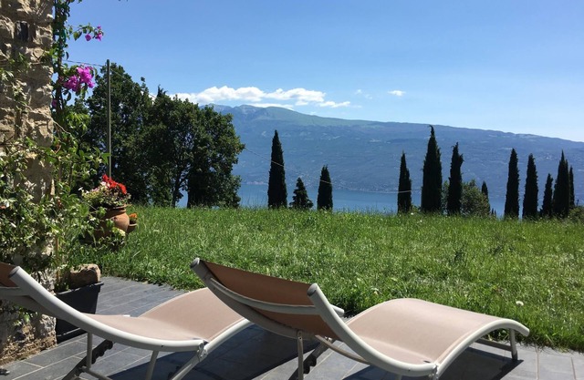 Castagneto Country Holiday Home with Lake View on Lake Garda