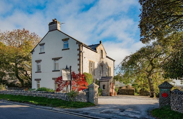 Castle Cliffe. Victorian House in spectacular position.