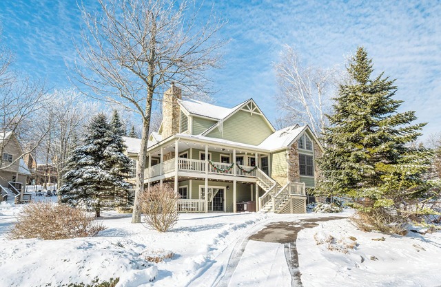Castle in the Sky | Lake Views + Pool Table & Hot Tub!