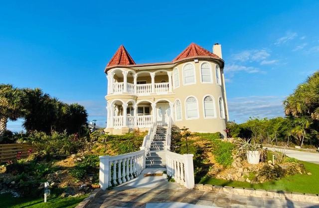 Castle, pvt pool, hot tub, beach, mini-golf, dock, fishing, ping pong