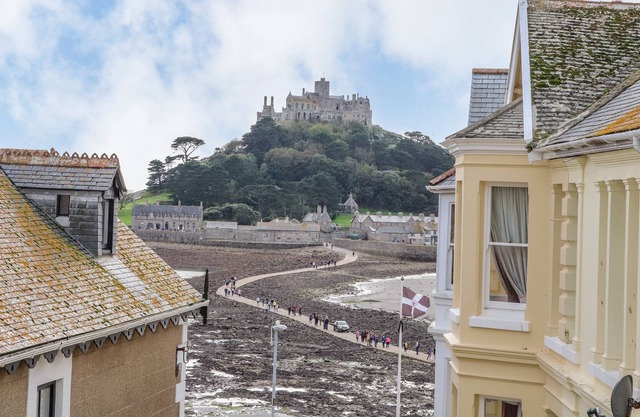 CASTLE VIEW, pet friendly, country holiday cottage in Marazion