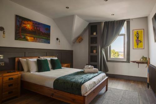 Cathedrals View - 2-4 bed Top-floor Apt in Exeter - Self Check in, Free Parking!