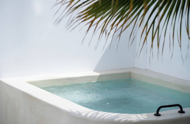 Cave at White Rock - Private outdoor jacuzzi