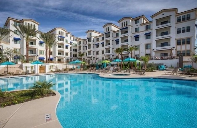 CAYS PENTHOUSE Overlooking POOL! 30 night min