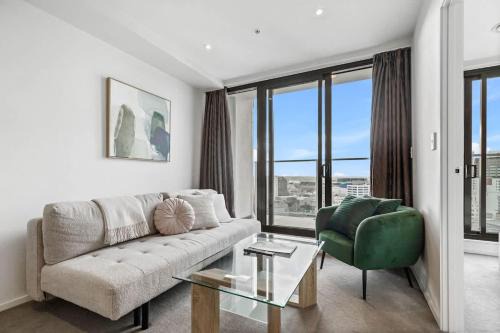 CBD 2BR Retreat w Pool & Gym by Zodiak Stays