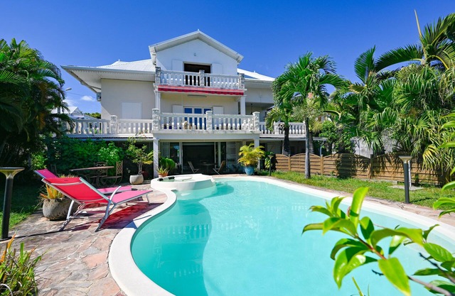 Ce Logement Calme et Sans vis à vis Dispose D'une Piscine Avec Jacuzzi