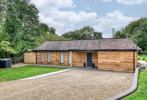 Cedar Barn Getaway 3 Bed Sleeps 6 Parking