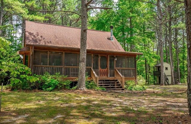 Cedar Cove-fishing, hot tub, fire pit & playhouse