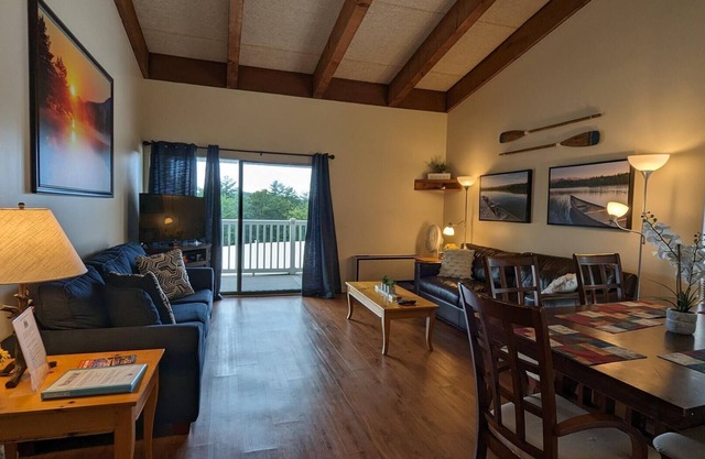 Cedar Lodge 308. 2 bedrooms near Weirs Beach!