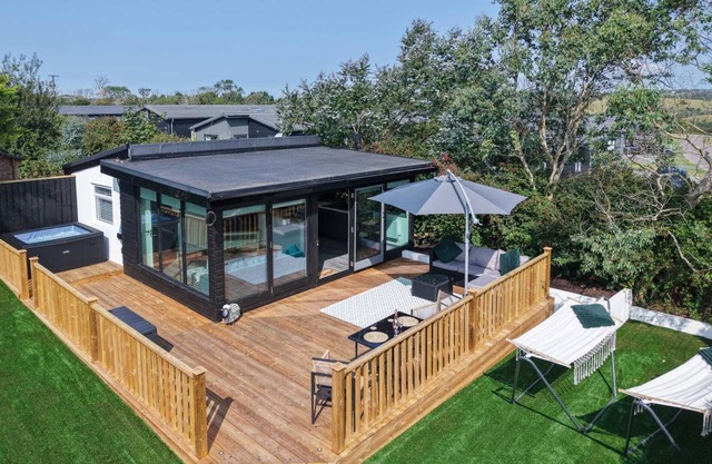 Cedars Lodge - Hot Tub - Penally - Tenby