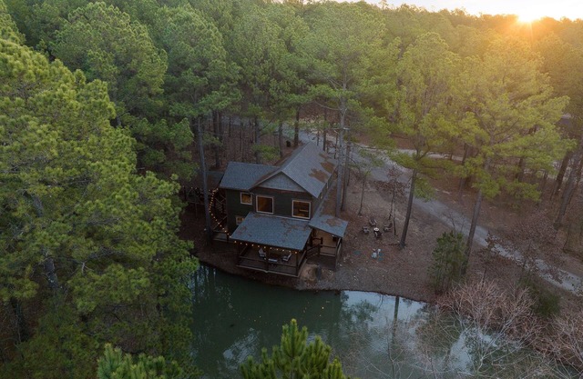 Cedarwood Serenity - Large Porch Overlooking Pond, Master suite with Office, Bunkroom - sleeps 6