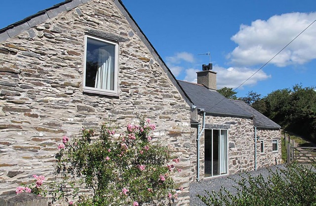 CEFN ISAF, pet friendly, character holiday cottage in Porthmadog