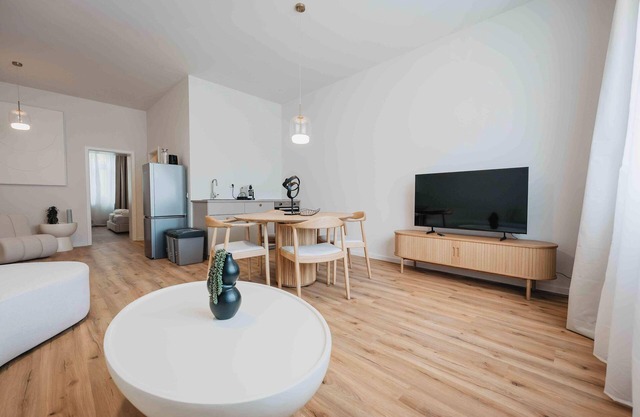 Celle Apartment - Stylish 2-Bedroom Retreat with Designer Furnishings!