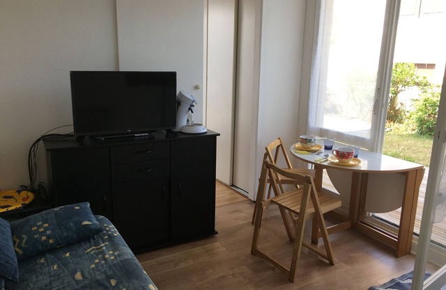 Central Apartment with Terrace, Close to Beach, Pets Allowed