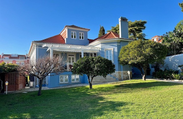 Centenary property with a lush garden in the town center and near the Ocean