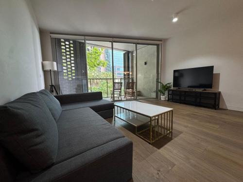Center of Sydney 2 Bedroom Apartment with Balcony