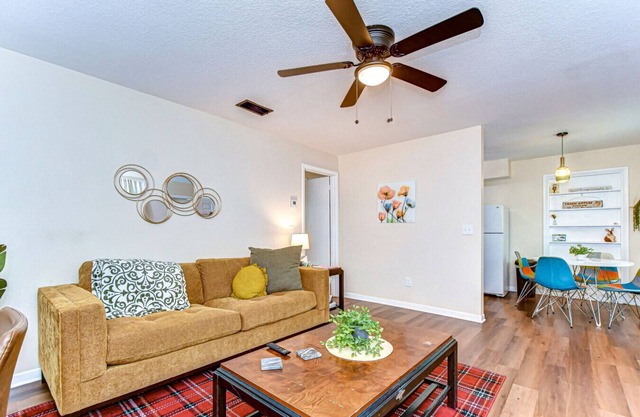 Central 1/1 w heated pool, pets OK. W/D on site