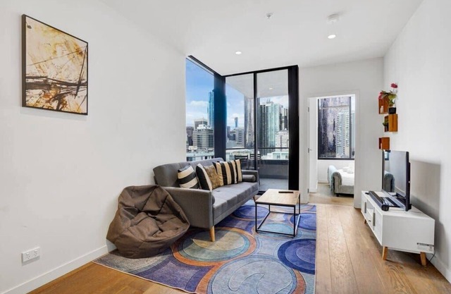 Central 15th floor Apt. near Flagstaff & QV Market