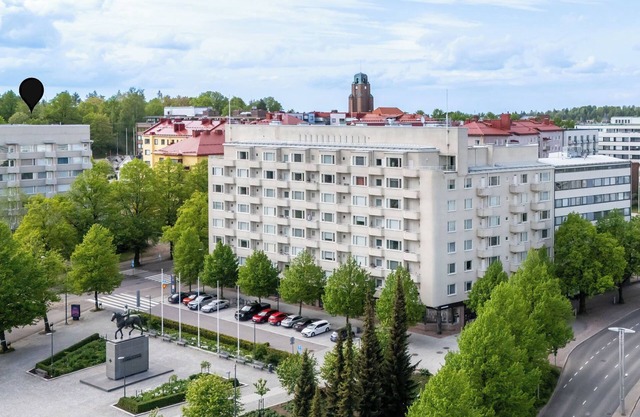 Central 1BR Apartment with Free Parking