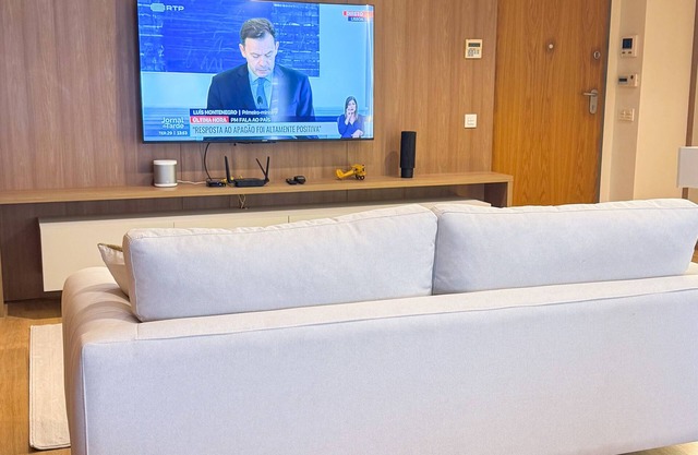 Central 1BR - Twin to King Bed, Fast Wi-Fi + 65" Smart TV