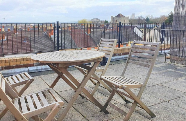 Central 2 Bed, Parking & Private Terrace, Sleeps 5